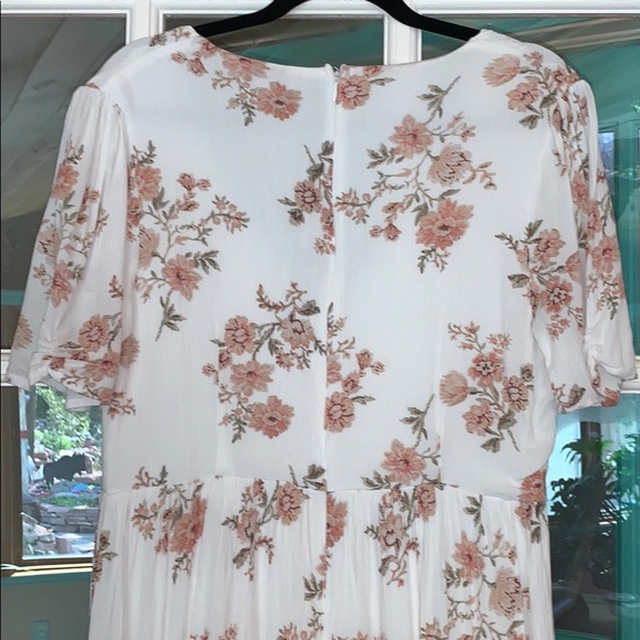 Showpo White Floral Maxi Dress - Picture 10 of 10